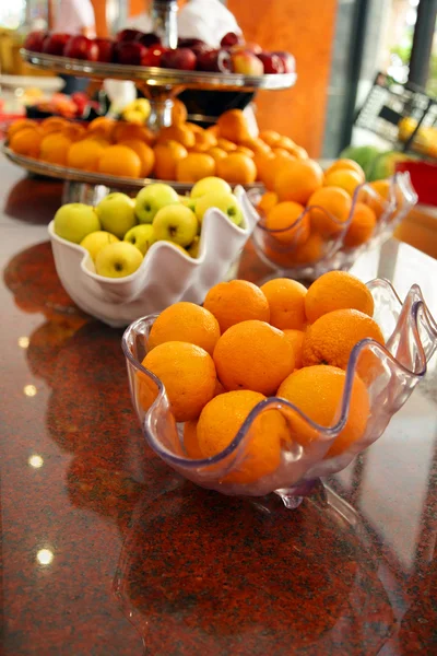 Apelsiner Och Äpplen Ett Bord Restaurang — Stockfoto