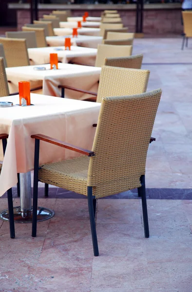 거리에는 레스토랑에서의 테이블 — 스톡 사진