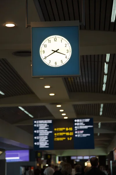 Zegar na lotnisku — Zdjęcie stockowe