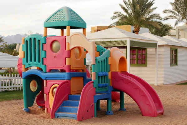 Kinder Ein Spielkomplex Aus Plastik Auf Sand — Stockfoto