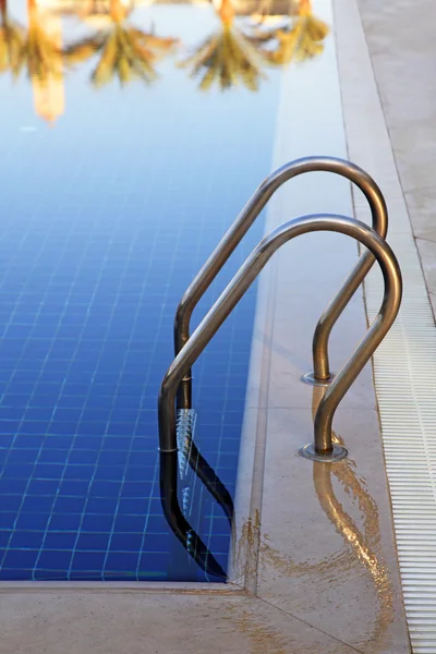Fragment Eines Swimmingpools Mit Leiter Und Transparentem Wasser — Stockfoto