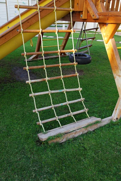 儿童游乐场扛着梯子 一个秋千 — 图库照片