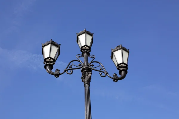 Three Lamps High Metal Lamppost — Stock Photo, Image
