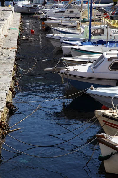 Barcos em um desembarque na ilha Hydra, Grécia — Fotografia de Stock