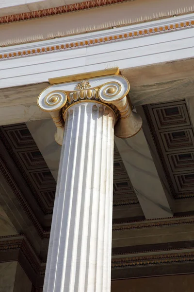 古典的なギリシャ スタイルの大理石の柱 — ストック写真