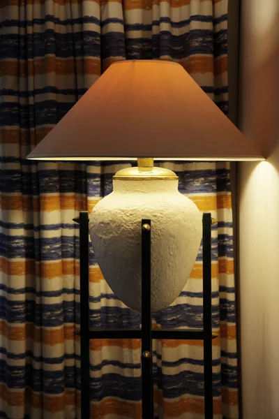 Staande Lamp Met Een Lamp Schaduw Hotel — Stockfoto