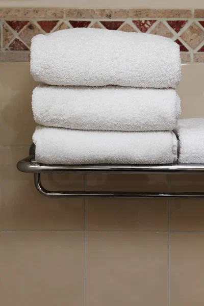 Sommige Witte Towels Handdoeken Een Plank — Stockfoto