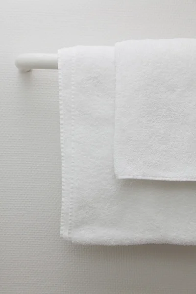 Weißes Handtuch Badezimmer — Stockfoto