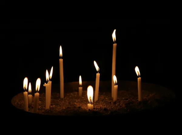 Ein Paar Brennende Kerzen Sind Der Dunkelheit — Stockfoto