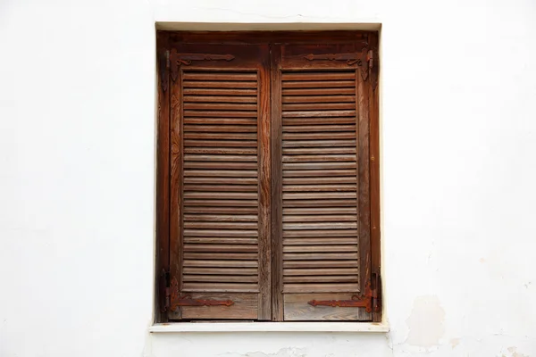 Uzavřené Dřevěné Žaluzie Okna — Stock fotografie