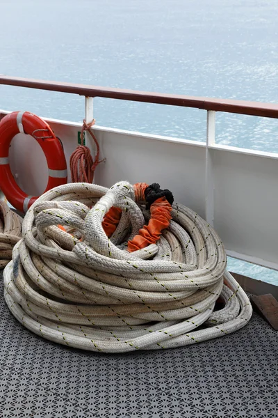 Веревка Лежит Палубе Корабля — стоковое фото