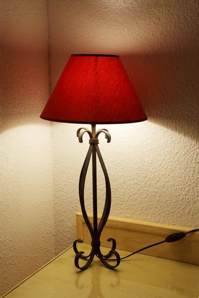 Lampe Mit Lampenschirm Auf Einem Tisch Zimmer — Stockfoto