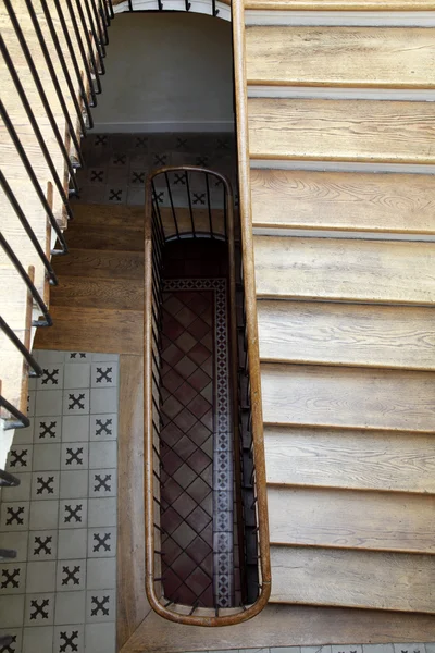 Σκάλα Μεταξύ Πατώματα Στο Παλιό Σπίτι — Φωτογραφία Αρχείου