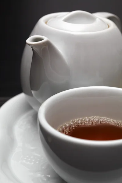 茶壶和杯子与茶 — 图库照片