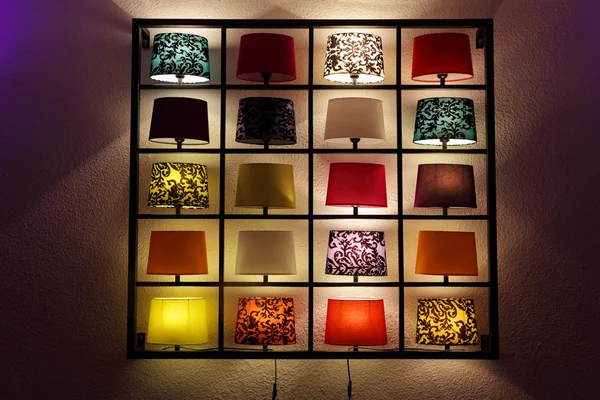 Różne Lampy Półkach Pobliżu Ściany — Zdjęcie stockowe