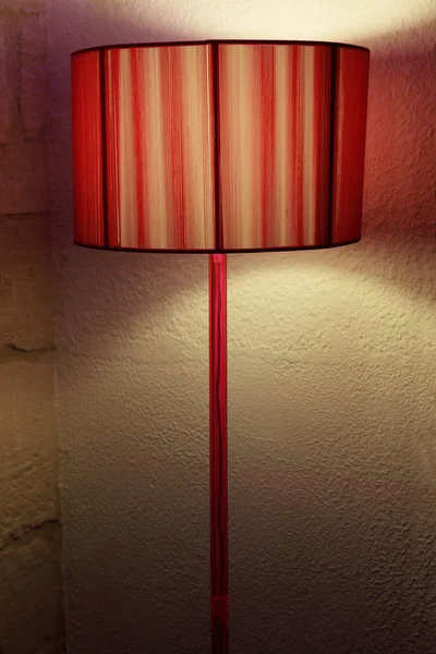 Stehlampe Mit Rotem Lampenschirm Einem Raum — Stockfoto
