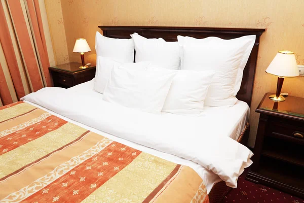 Кровать Номере Отеля — стоковое фото