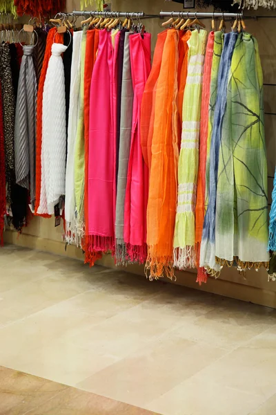 ショップでの販売のためのスカーフのサンプル — ストック写真