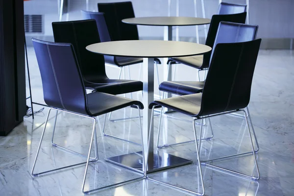 Wolne Krzesła Kawiarni Okrągły Stół — Zdjęcie stockowe