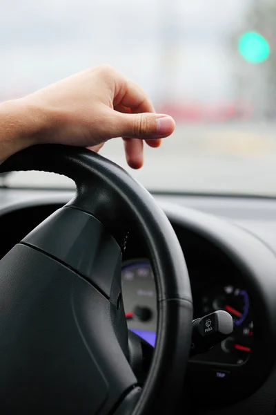 Mão do motorista em um volante — Fotografia de Stock