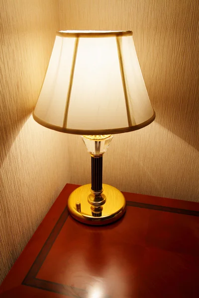 Lampe sur une table — Photo