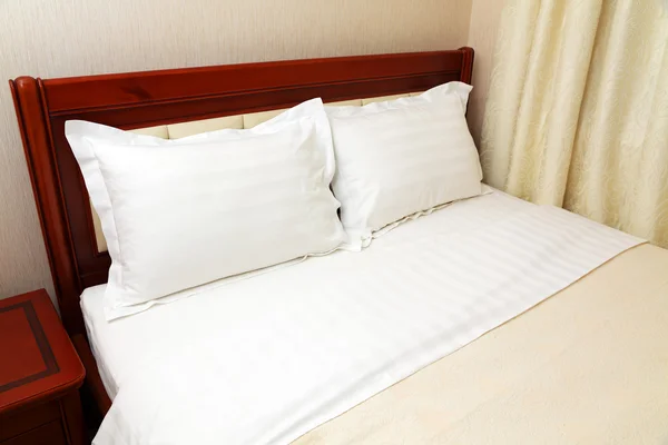 Кровать в номере — стоковое фото