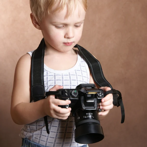 Dziecko z aparatu — Zdjęcie stockowe