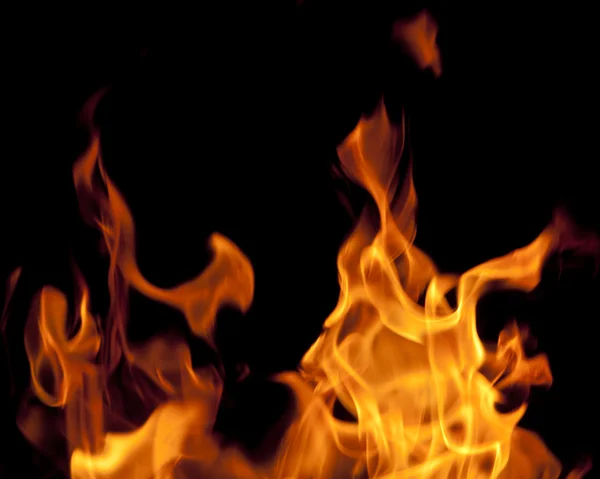 Огонь изолирован на черном — стоковое фото