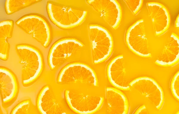 橙汁中的橙子片 — 图库照片