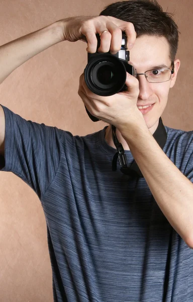 Человек с профессиональной камерой — стоковое фото