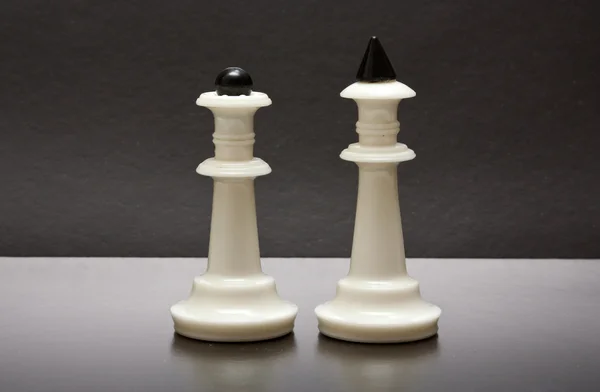 Белые шахматы в чёрном фоне — стоковое фото
