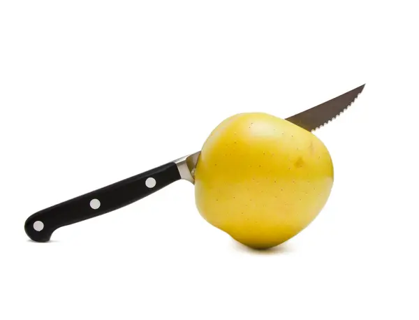 Faca de cozinha e maçã em um fundo branco — Fotografia de Stock