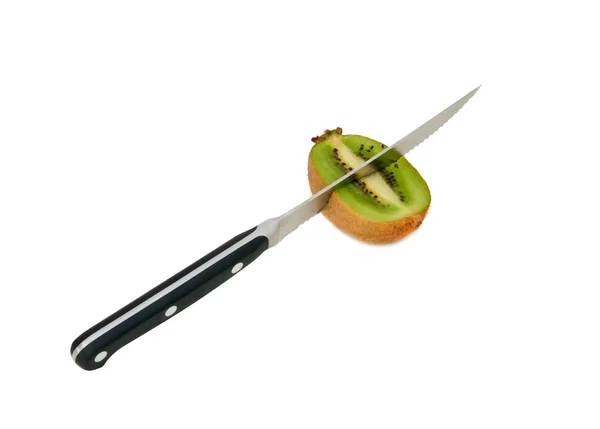 Kiwi con cuchillo de cocina aislado en blanco — Foto de Stock