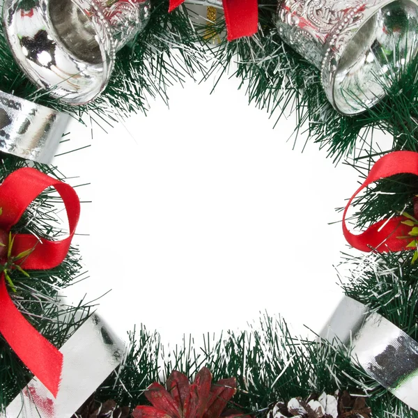 圣诞树装饰花环。孤立在艾菲尔铁塔的白色背景 — 图库照片