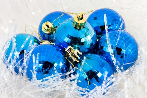 Bola de Natal em ouropel — Fotografia de Stock