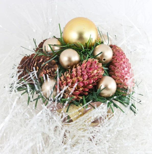 Weihnachtsbaum mit Tannenzapfen in Lametta — Stockfoto