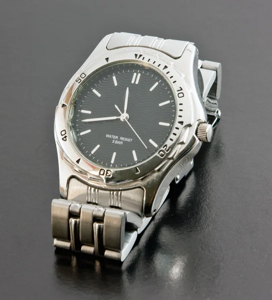Armbanduhr auf schwarzem Hintergrund mit Spiegelung — Stockfoto