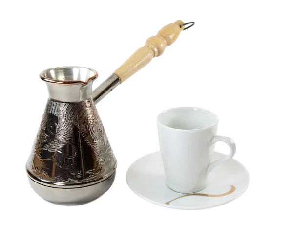 Koffie korrels in een witte kop en verspreid over een koffiepot — Stockfoto