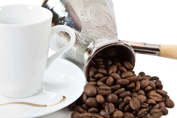 コーヒーの白いカップで穀物、コーヒー ポットについて普及 — ストック写真