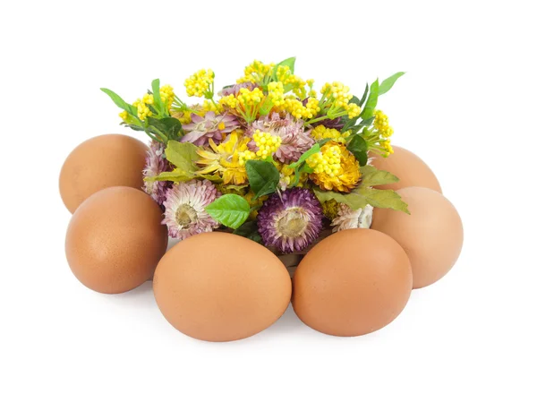 Wielkanoc jaja wokół kwiatów — Zdjęcie stockowe