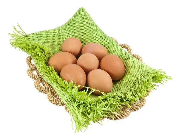 Пасхальные яйца в коричневой корзине — стоковое фото
