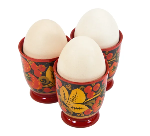 Um ovo orgânico ao ar livre em copos de ovos coloridos — Fotografia de Stock