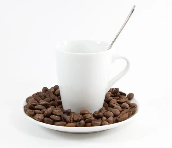 Ziarna kawy w filiżance biały z łyżeczką — Zdjęcie stockowe