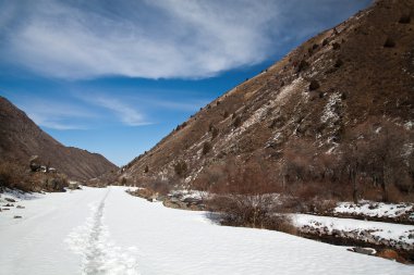hacimsel peyzaj dağlar erken baharda. karlı iz