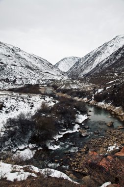 Kırgızistan (Asya) Boom Gorge manzara. Bulutlu manzara. Kulak