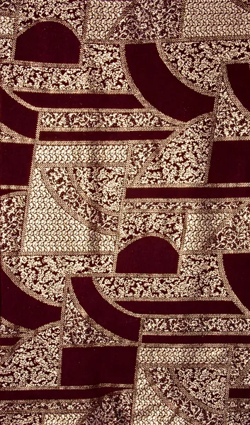 Tecido vermelho com padrão dourado — Fotografia de Stock