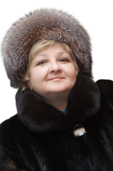 Belle femme portant un chapeau en fourrure et un manteau en fourrure — Photo