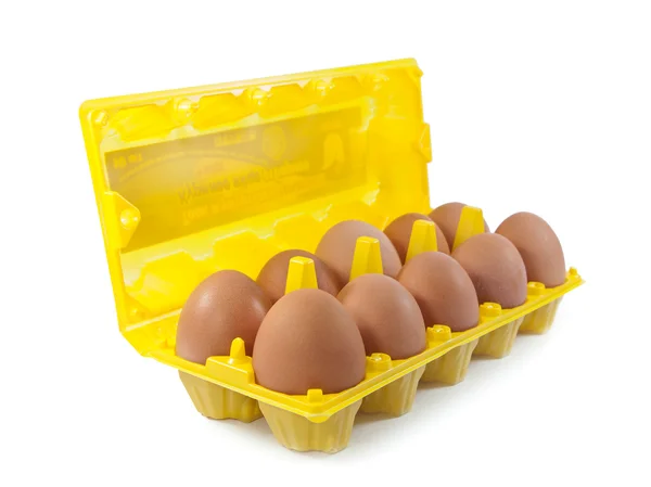 Isolar os ovos na embalagem sobre um fundo branco — Fotografia de Stock