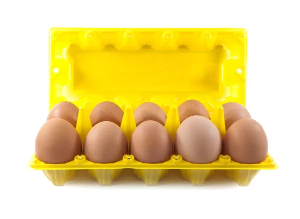 Изолировать яйца в упаковке на белом фоне — стоковое фото