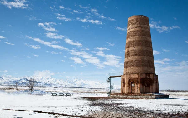 Oude Kirgizische burana toren in de bergen — Stockfoto